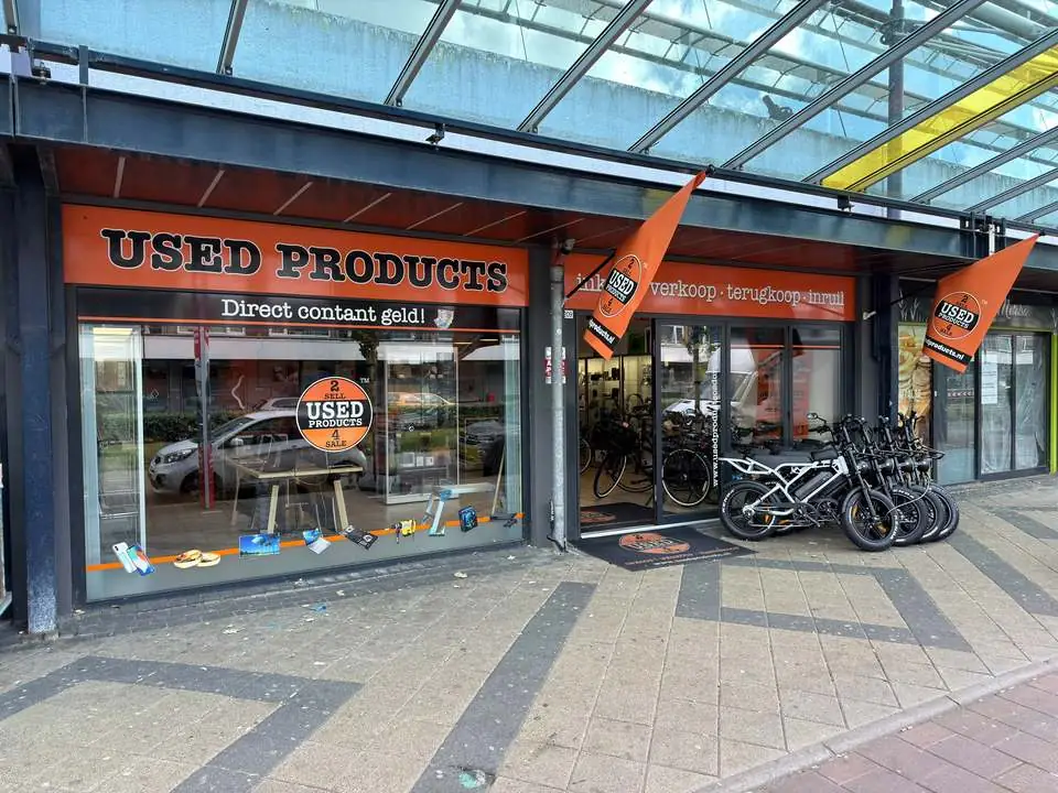 Used Products Osdorp winkel aan de Tussenmeer 209 in Amsterdam Osdorp, herkenbaar aan de oranje vlaggen